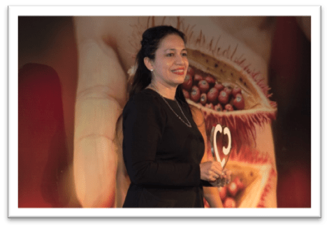 Sandra Boccia, diretora da marca Pequenas Empresas & Grandes Negócios (PEGN), caminha para entregar o prêmio à índia Apulata Waurá