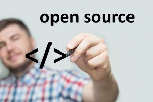 Programador escrevendo código aberto - conceito: considerar open source em seu projeto